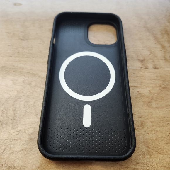 Pelican Protector (Magnetic) Case with MagSafe - iPhone 15 / 14 / 13 - Picture 5 of 8